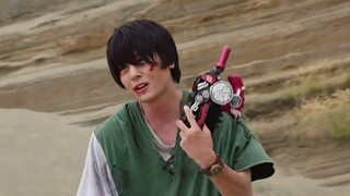 ติดตามการต่อสู้ที่เปลี่ยนรูปแบบอย่างบ้าคลั่งใน Kamen Rider (ฉบับที่ 4)