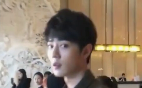 شياو تشان، خطواته تجعله وكأنه لا يعرف أحدًا من عائلته، لكن تلك الابتسامة الأخيرة أفسدت كل شيء فجأة، 