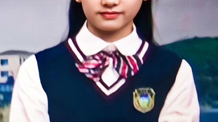 ฉันเข้าใจอย่างถ่องแท้ว่าเด็กสาวคนนี้ดูเป็นอย่างไรเมื่อทุกคนยืนอยู่ต่ำกว่าเธอในโรงเรียนมัธยมและชื่นชม