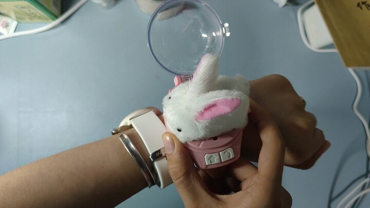 给大家看看儿童节男朋友送我的小兔子手表赛车！