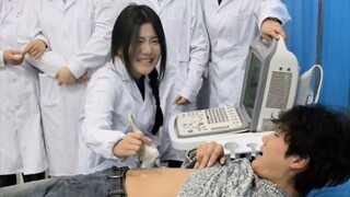 Đặc điểm của bác sĩ siêu âm mới vào nghề: Cứ mạnh tay bôi chất dẫn!