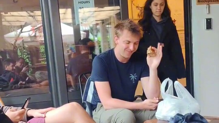 Man Travels the World and Keeps Running Into the Same Guy in Four Different Countries: “No Contacts 