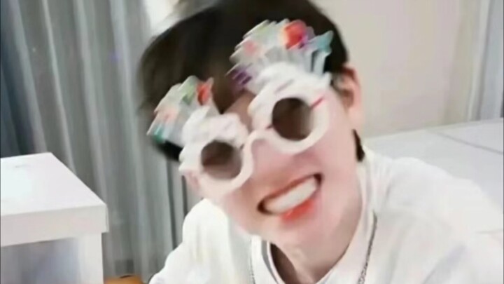 【ซ่งหย่าเสวียน】ถ่ายไปถ่ายมาเอฟเฟกต์ดันหลุด ไม่แปลกใจเลยที่คนกรี๊ดกันใหญ่!