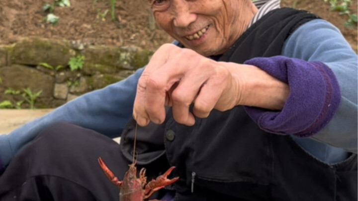Hari ini aku berbohong sebentar, membawa kakek dan nenek mewujudkan kebebasan menikmati udang karang