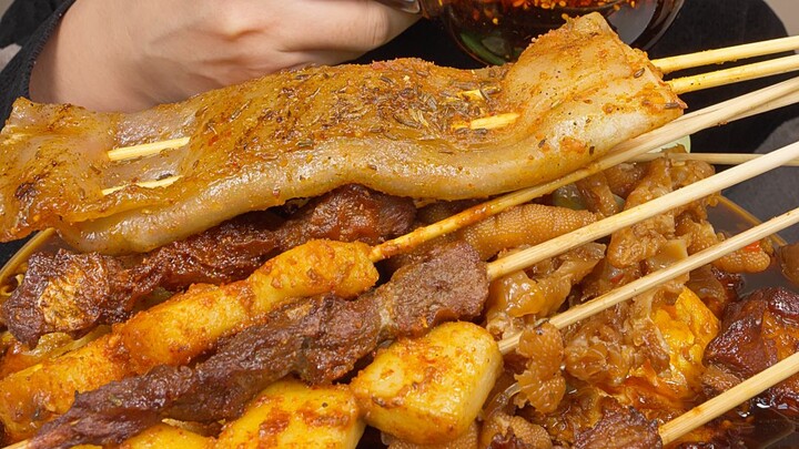 บะหมี่เนื้อตุ๋นซอสแดง ไส้กรอกย่าง ซี่โครงตุ๋นซอสแดง ลูกชิ้นปลา ผักสด ขาไก่ไร้กระดูก ไข่เจียว ของทอดเ