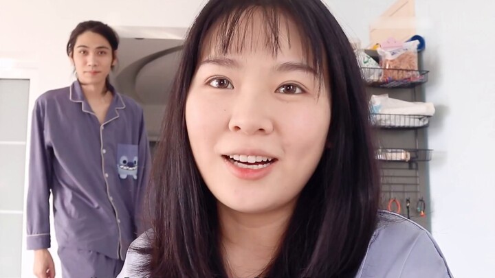I declare this the funniest couple makeup imitation ever!!!