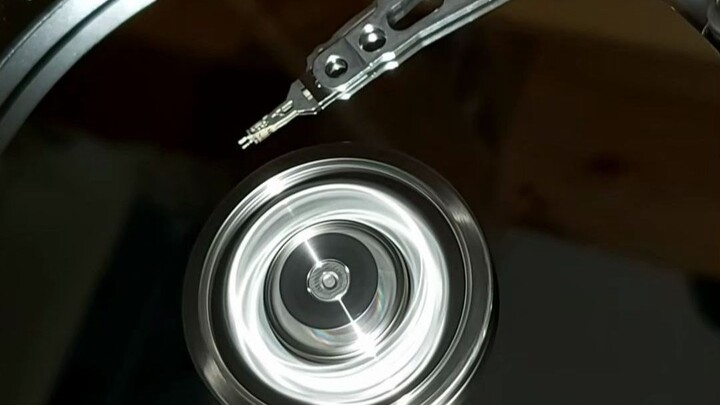 Sebuah hard disk dioperasikan langsung terbuka di udara