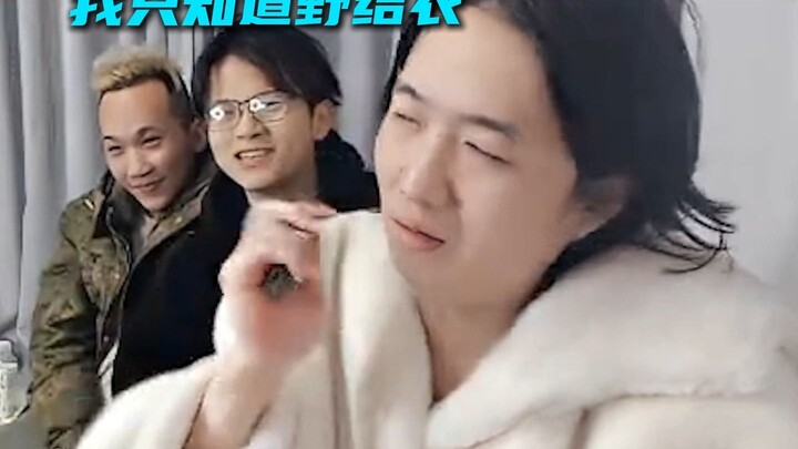 Persahabatan tiga orang ternyata terlalu ramai