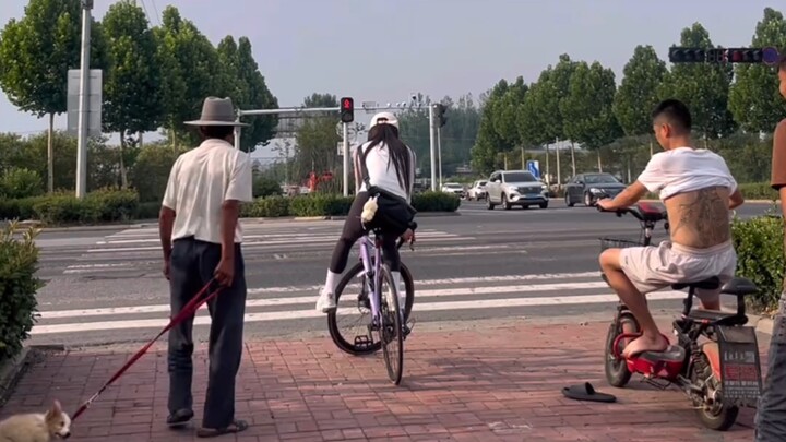 Người đẹp này đã “khóa cứng” cả một đám đông trong 60 giây!!!