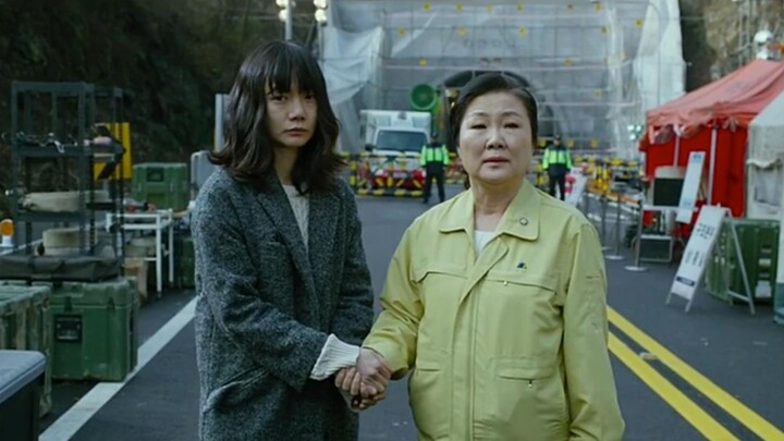 The film’s ending is steeped in irony. Biased media coverage and officials’ self-aggrandizing narrat