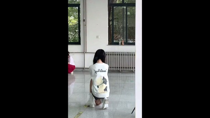 moonlight｜This dance is so gentle🌙I really like the sweatshirt I wore today. The print is very cute 