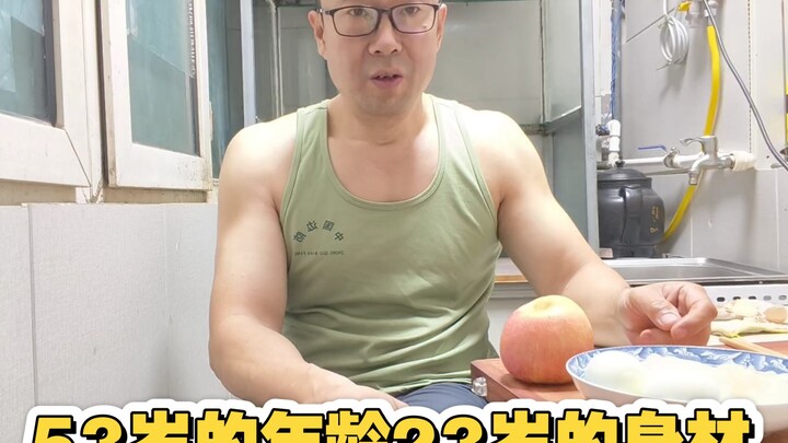 53 tuổi mà thân hình như 23, bí quyết chính là ăn uống thanh đạm cộng với 9 năm tập gym