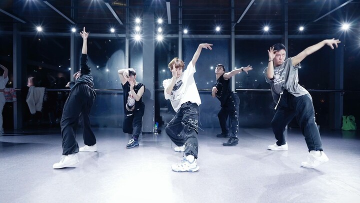 Guys really go all out when it comes to dancing [Bye]