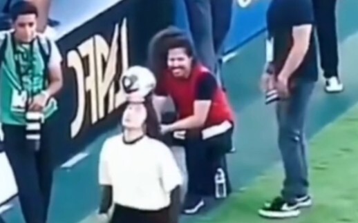 สาวน้อยถ่ายทอดทักษะการเล่นบอลอันยอดเยี่ยม สร้างบทเพลงแห่งสนามหญ้าสุดอลังการ! (พี่หมูจีนคนไหนกล้ารับค