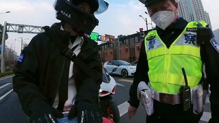 Thôi xong, bị nhận ra rồi, làm tôi sợ chết mất.