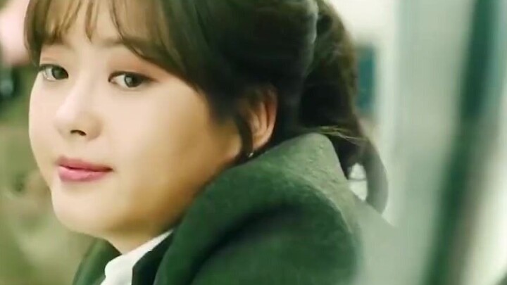 هذه المرأة حتماً مصابة بمتلازمة الثقة المفرطة في التفاعل الاجتماعي.