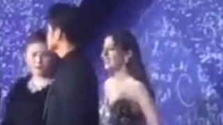 فستان ريبا انزلق عن غير قصد، وما إن رآه مينغ داو حتى سارع على الفور إلى حجب الكاميرا لمنح ريبا وقتًا