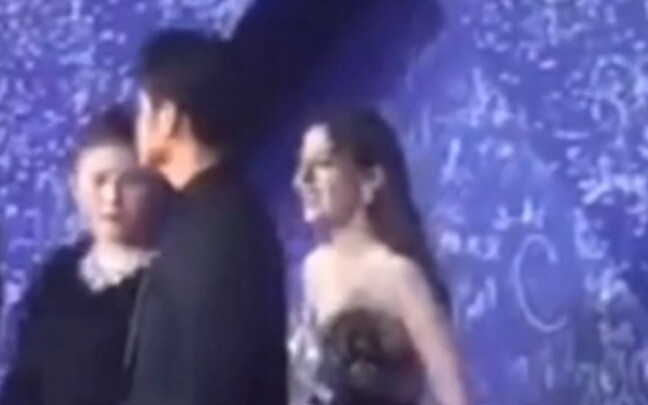 热巴礼服不慎滑落，明道看到马上遮挡镜头给热巴争取时间整理，真是太绅士了！