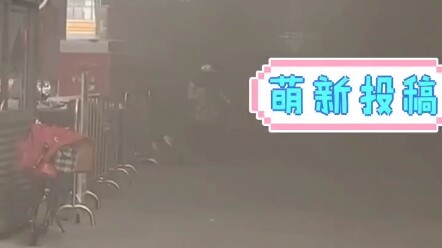 Food Street Catches Fire: Delivery Guy Strolls Boldly Out of Thick Smoke, Declaring, “No One Will St