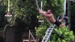 这是约翰布朗，他在他的后院建造了这些装置，他不是为了比赛，就是喜欢在这样的挑战和障碍中进行训练，如果可以的话，你们愿意像约翰这样训练吗？