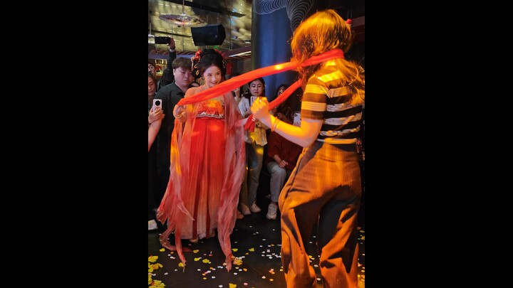 Hahaha, *this* is what “interaction” looks like! The lady’s having a blast! Zhezhe is dancing so hap