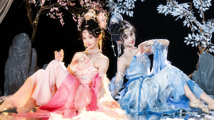 "أختي التوأم الجميلة، أيتهما تُثير مشاعرك أكثر؟"