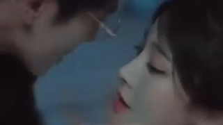 Malam hujan aku salah peluk pria misterius,ternyata dia paman Lu yang hancurkan