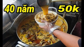 Ngợp thở với tủ Cà Ri Gà Vịt hơn 40 năm ở vỉa hè Sài Gòn