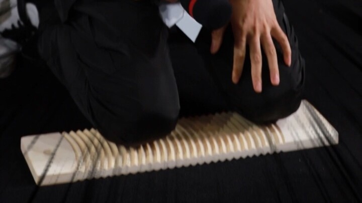 So shocking! Yuan Hong knelt on a washboard at the premiere of “Hot Search”! Who’s ever seen a scene