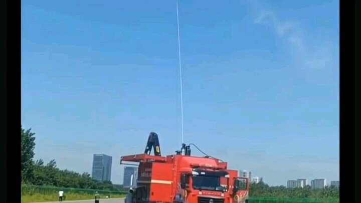 Drone pemadam kebakaran ini membawa selang ke langit untuk menjangkau kebakaran di gedung tinggi.