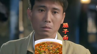 Chàng trai ăn mì không trả đủ tiền, bị cô gái xinh đẹp mắng té tát!