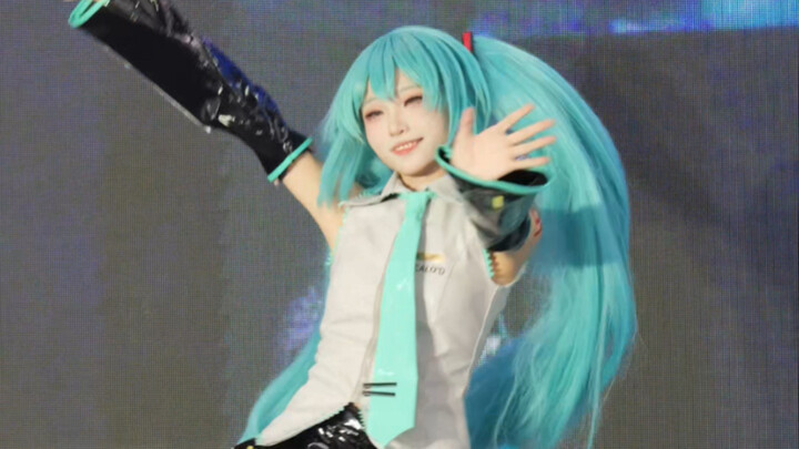 Hatsune Miku giáng trần! B with U trùng khớp hoàn toàn với động tác chiếu ngược!