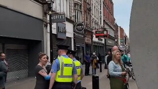 يلتقي نيويورك بدبلن، البوابة هي عمل فني عام جديد يتيح لك رؤية شوارع دبلن مباشرة. يمكنك حتى التفاعل م