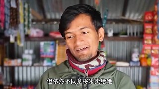 女人把手伸进大米里，结果却发现了一尊金雕像！
