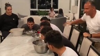 老爸和孩子们玩问答游戏，孩子多才能这么玩...