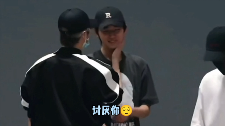 Thật sự phải kêu cứu mạng rồi SOS “Để tôi sờ một cái” “Ghét anh lắm～” Cái người này làm gì vậy, ngườ