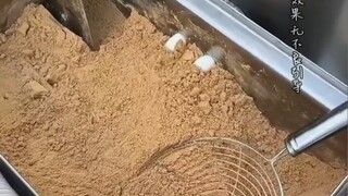 字母圈有福了！！顾客买小糍粑要求老板不要切断，老板:我给你盘起来 趁热吃，老板你人还怪好嘞～