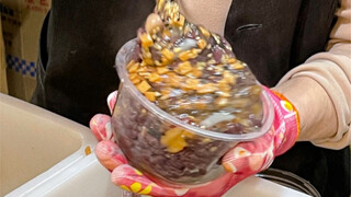 بعد بضع سنوات، ذهبتُ إلى كايدا لتناول مسحوق جذر اللوتس مجددًا. لم تستطع يد عمتي مواكبة الفيديو.