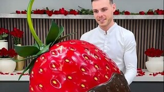 ผลงานล่าสุดของเชฟขนมชื่อดัง Amaury Guichon: สตรอว์เบอร์รีช็อกโกแลตขนาดยักษ์สำหรับเดทวันวาเลนไทน์