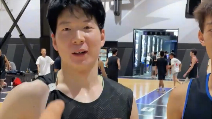 That dunk at the start totally embarrassed Henan’s “Rose”! This young guy has a bright future!