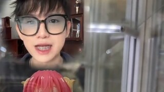 Satu video yang akan mengajak Anda mencicipi ikan asin Jepang - kompor bara!