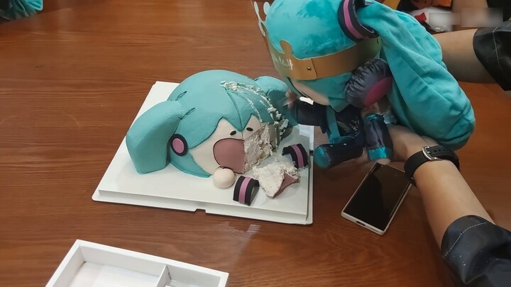 Cute fufu brutally kills big mouth miku