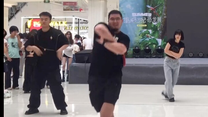 Tentang saat aku bertemu seseorang yang berdansa denganku sambil makan di luar, siapa yang bisa mena