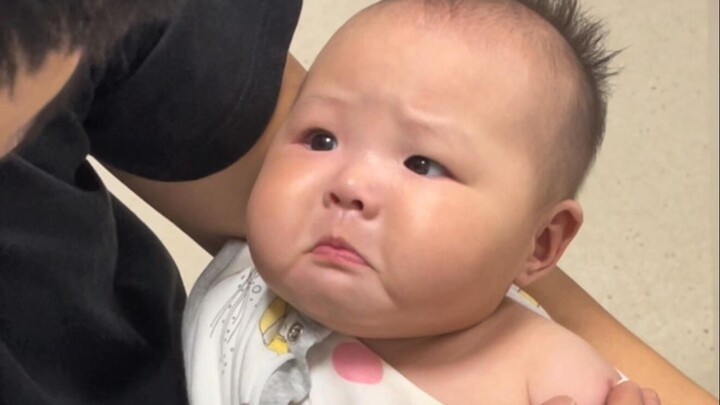 As long as you coax the baby quickly enough, the baby will not find a reason to cry hahaha