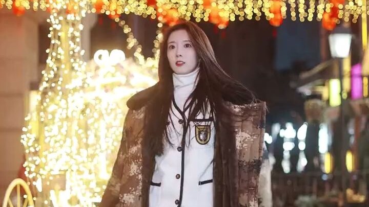 Shocking! A beautiful girl has transformed into Ultraman!