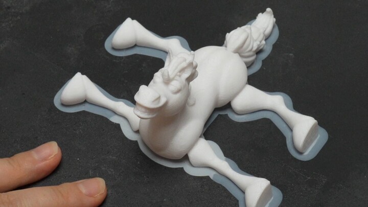 การผสมผสานอันมหัศจรรย์: ม้าแยกขาที่พิมพ์ด้วยเครื่องพิมพ์ 3 มิติ และดอกไม้บานที่วาดด้วยมือ!