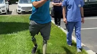 双腿截肢的网友尝试用假肢走路