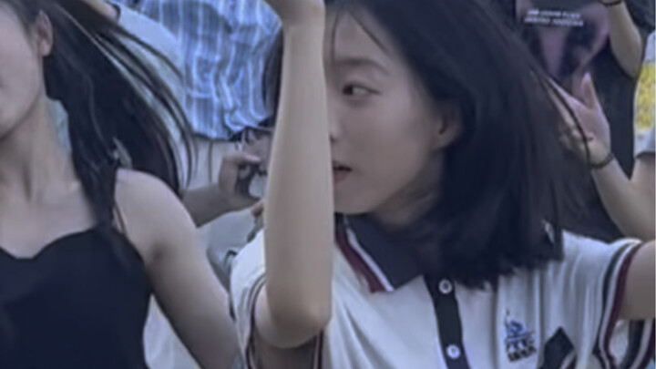 Saat membolak-balik album foto, saya menemukan aula dansa yang saya kunjungi sepuluh hari sebelum uj