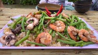 Trời mưa lớn Ba làm cơm chiên hải sản, tụi con cứ ăn thoải mái Ba ăn mì gói cũng được | ATCL T97