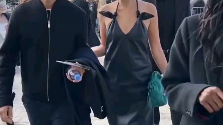 gal gadot armpit